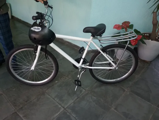 Bicicleta branca aro 26