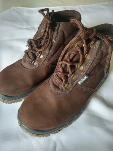 Botas de Couro Marrom Bracol