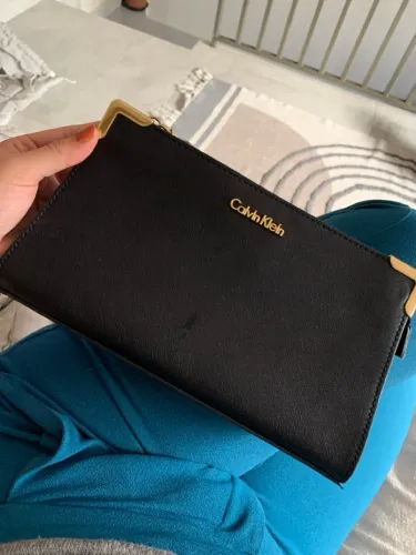 Bolsa Carteira Calvin Klein Preta com Detalhes Dourados