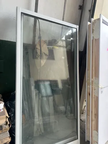Porta balcão com persiana integrada 