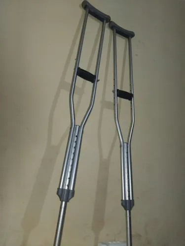 Vendo par de muletas semi nova