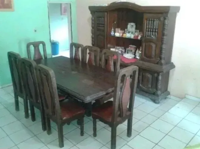 Conjujto Sala de Jantar Colonial Madeira bem trabalhada, mesa com 8 cadeiras
