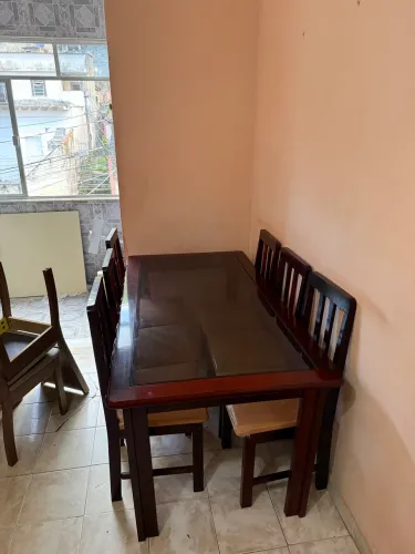 Mesa de jantar com 6 cadeiras de madeira