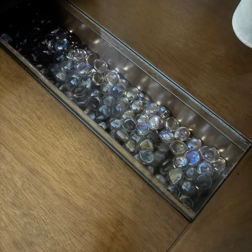 Mesa de jantar com 8 cadeiras E buffet com detalhe em pedras