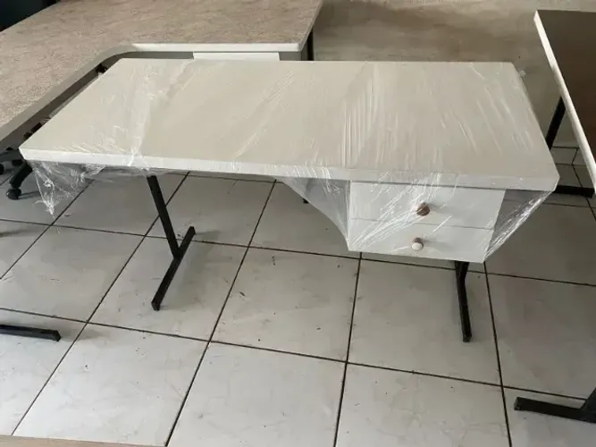 . mesa escrivaninha reta branca simples com gaveta dupla - frete grátis