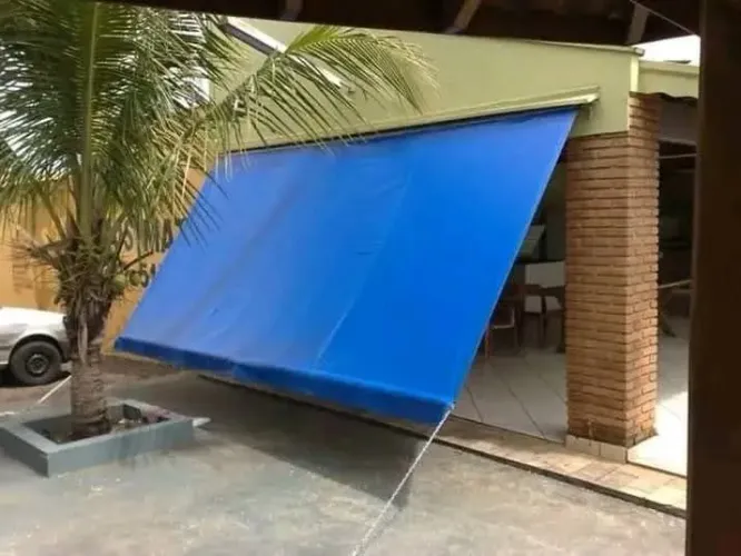 Toldo retrátil azul para comércio