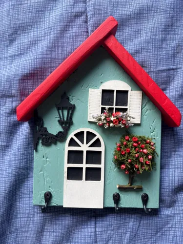 Porta chaves em formato de casinha com flores 