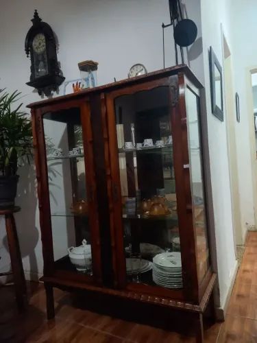 CRISTALEIRA MADEIRA ANTIGA  COM VIDRO BISOTADO 