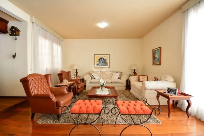 CASA COM PISCINA E 3 QUARTOS SENDO 1 SUÍTE E 7 VAGAS DE GARAGEM NO BOM ABRIGO