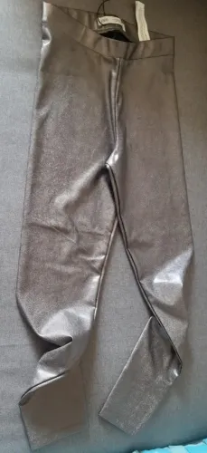 Legging infantil Zara com efeito metálico prateado