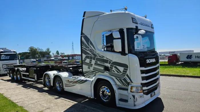 Scania R450 6x2 Highline Ano 21 IPVA PAGO + Bug noma 40 pés 12 lock 0km c/pneu ano 25