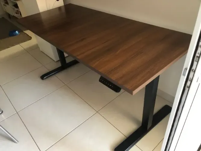 Mesa com regulagem de altura elétrica 