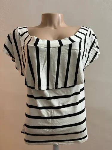 Baixou o preço! Blusa malha listrada ombro a ombro TAM. G