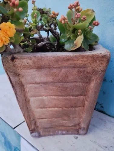 Vaso de planta decorativo com flores