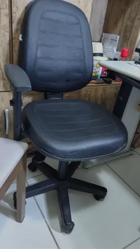 Cadeira de Escritório Com Braço de Apoio e Dodas