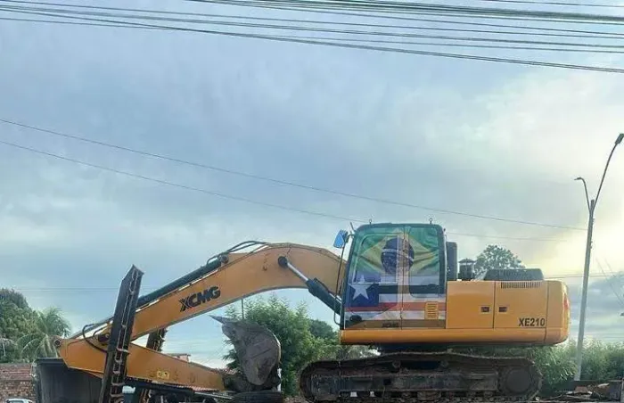 ESCAVADEIRA XCMG XE 210 