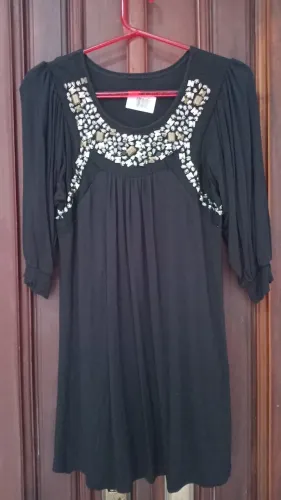 Micro vestido NOVO saia flare preto com bordado em pedras manga média com punho tam M 