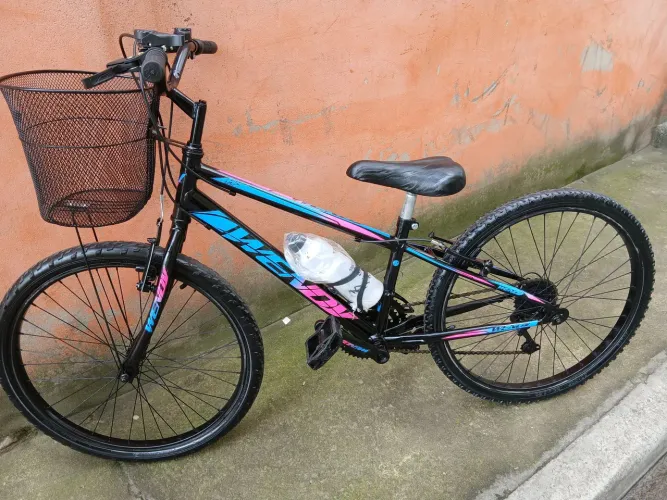 Bicicleta Aro 24 WENDY com cesta em excelente estado 
