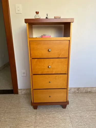 Cômoda com 4 gavetas