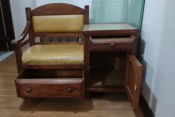 Móvel de madeira, em excelente estado, com mesa lateral, gavetas, e assento.