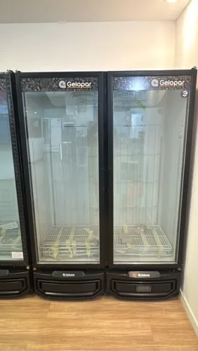 Cervejeira 2 portas 950 litros 6 graus negativos Gelopar