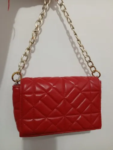 Bolsa vermelha com alça dourada