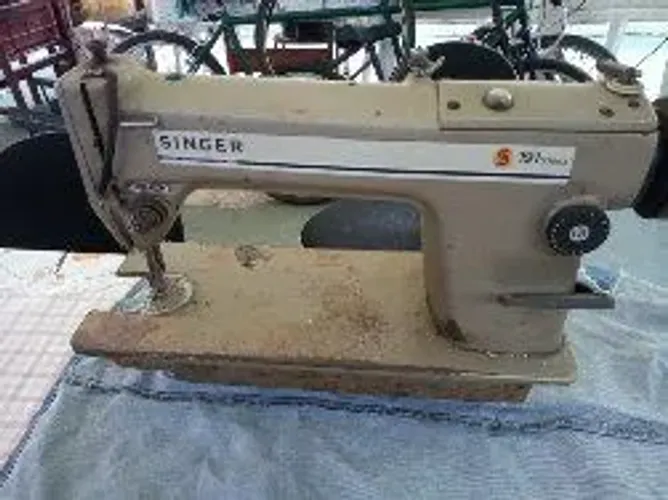 Máquina de Costura Reta Industrial Singer 