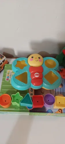 Encaixa Borboleta Colorido Fisher-Price.  Brinquedo didático.