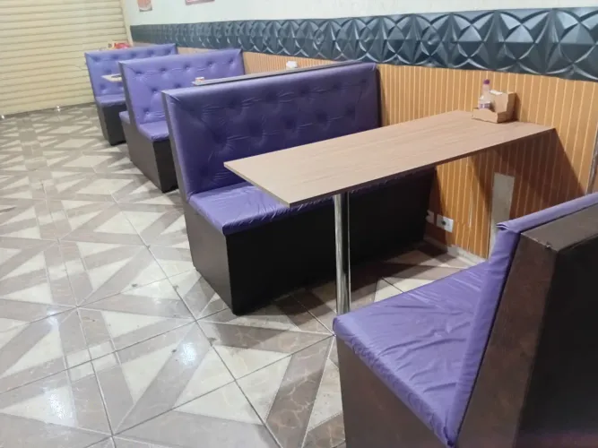 Bancos estilo sofá both e mesas.
