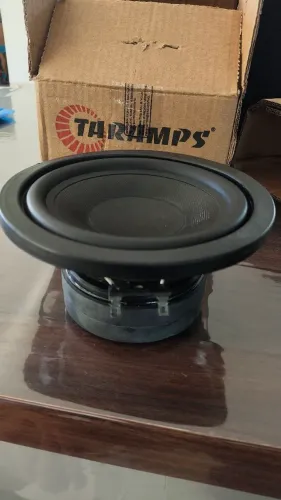 Alto falante subwoofer e fonte automotiva.
