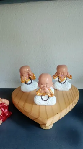 escultura trio monges em gesso roupa branca