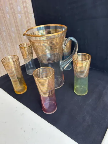 Jogo vintage de jarra e 5 copos coloridos em vidro com detalhes dourado
