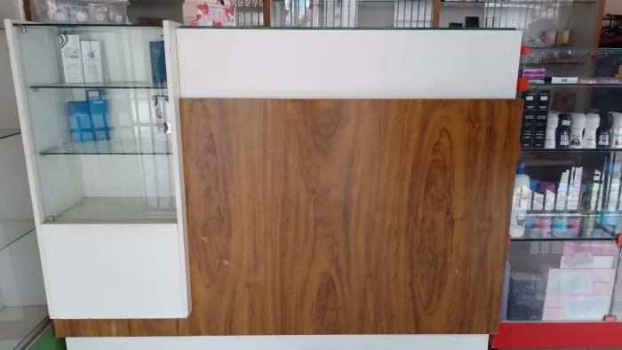 Balcão com vitrine espositor.