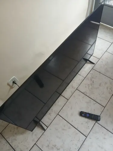 Smart TV Roku 43" - Para Conserto ou Retirada de Peças (LED Queimado)