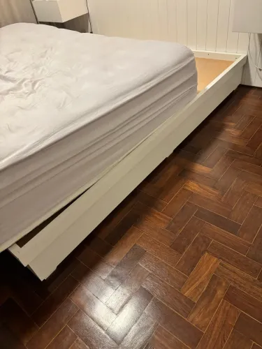Cama Queen MDF verde com fórmica branca