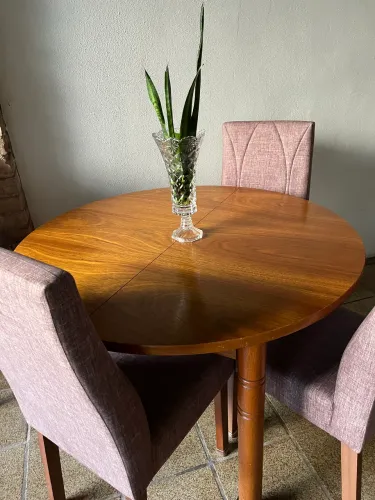 Mesa retrátil com 4 cadeiras