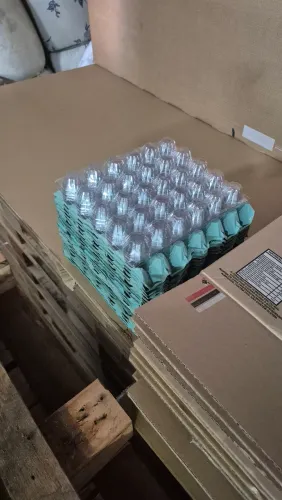 Cartelas de ovos a pronta entrega, 2.00 reais cada, entregamos com taxa de entrega.