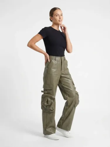 Calça Jogger/Cargo Couro Fake com Bolsos Laterais Grandes Tendência Gringa / Blogueira