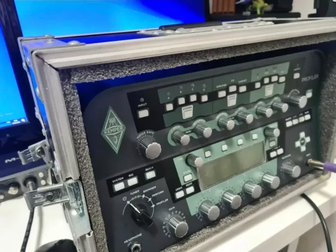 AKemper Profile Head 600W + Kemper Remote + Flight  Case
