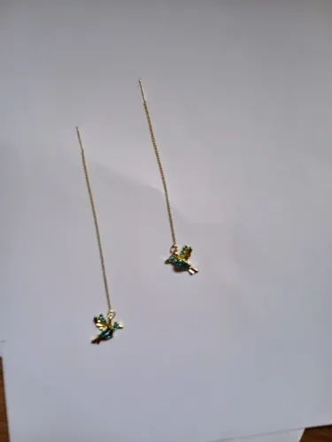 Par de brincos fio dourado.