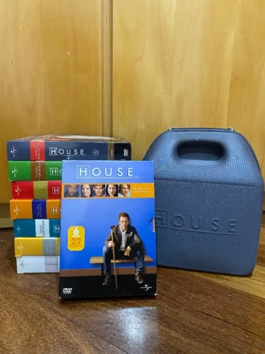 Box DVD de House  - A Série Completa conta com as 8 temporadas completas