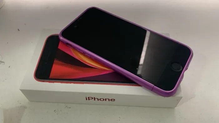 iPhone SE 64GB Vermelho iOS 4G Wi-Fi Tela 4.7" Câmera 12MP + 7MP - Apple