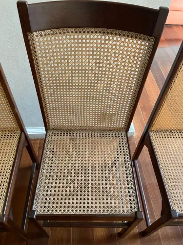 Conjunto de 4 cadeiras em madeira sucupira com design modernista