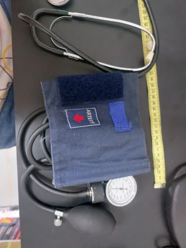 Esfigmomanômetro manual com estetoscópio