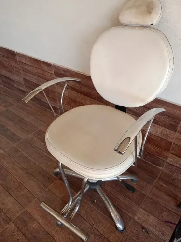 Vendo uma cadeira para salão de cabeleireiro.