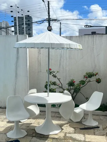 Mesa, cadeiras e guarda-sol  para piscina 