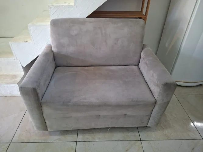 Sofa cinza de dois lugares