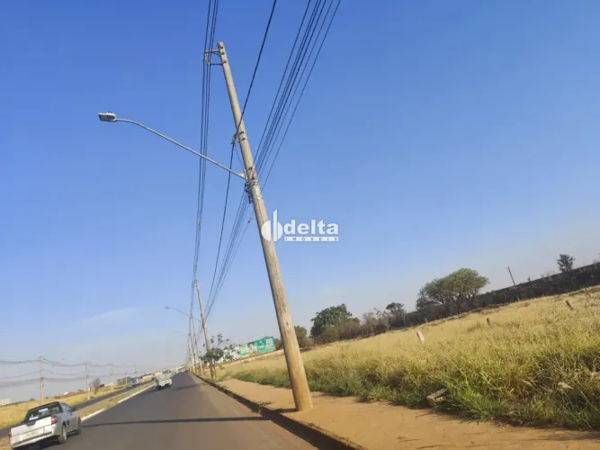 Terreno disponível para venda no bairro Jardim Ipanema em Uberlândia-MG.