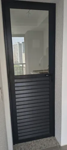 Porta alumínio com batente (L70cm A210cm)