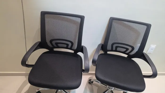 Vendo 2 cadeiras secretarias com rodinhas